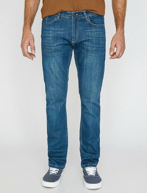 джинсы Материал: %97  Хлопок, %3  эластан Параметры модели: рост: 188 cm, грудь: 96, талия: 79, бедра: 95 Надет размер: 32/34