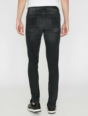 джинсы Материал: %98  Хлопок, %2  эластан Параметры модели: рост: 188 cm, грудь: 96, талия: 79, бедра: 95 Надет размер: 32/34