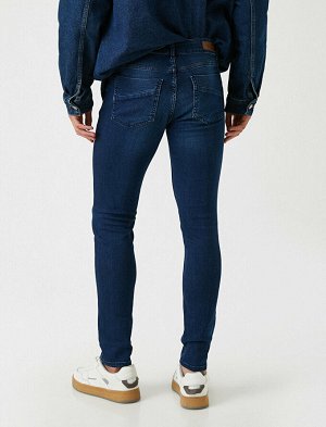 джинсы Материал: %98  Хлопок, %2  эластан Параметры модели: рост: 188 cm, грудь: 96, талия: 78, бедра: 0 Надет размер: 32/34
