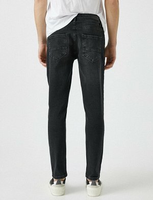 джинсы Материал: %99  Хлопок, %1  эластан Параметры модели: рост: 191 cm, грудь: 95, талия: 77, бедра: 96 Надет размер: 32/34