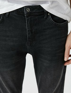джинсы Материал: %99  Хлопок, %1  эластан Параметры модели: рост: 191 cm, грудь: 95, талия: 77, бедра: 96 Надет размер: 32/34