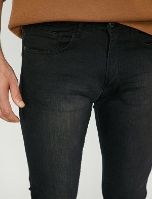 джинсы Материал: %78  Хлопок, %21 Полиэстер, %1  эластан Параметры модели: рост: 187 cm, грудь: 100, талия: 84, бедра: 95 Надет размер: 32/34