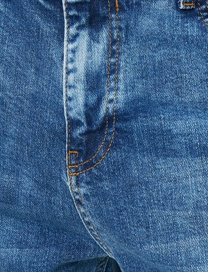 джинсы Материал: %99  Хлопок, %1  эластан Параметры модели: рост: 185 cm, грудь: 98, талия: 74, бедра: 95 Надет размер: 32/34