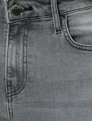 джинсы Материал: %98  Хлопок, %2  эластан Параметры модели: рост: 188 cm, грудь: 99, талия: 75, бедра: 95 Надет размер: 32/34