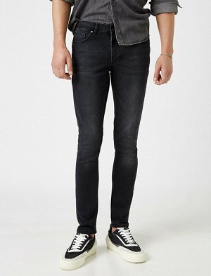 джинсы Материал: %98  Хлопок, %2  эластан Параметры модели: рост: 188 cm, грудь: 93, талия: 81, бедра: 93 Надет размер: 32/34