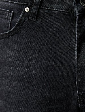джинсы Материал: %98  Хлопок, %2  эластан Параметры модели: рост: 188 cm, грудь: 93, талия: 81, бедра: 93 Надет размер: 32/34
