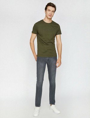 джинсы Материал: %70  Хлопок, %28 Полиэстер, %2  эластан Параметры модели: рост: 189 cm, грудь: 99, талия: 75, бедра: 99 Надет размер: 32/34