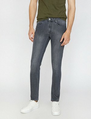 джинсы Материал: %70  Хлопок, %28 Полиэстер, %2  эластан Параметры модели: рост: 189 cm, грудь: 99, талия: 75, бедра: 99 Надет размер: 32/34