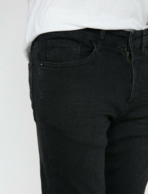 джинсы Материал: %99  Хлопок, %1  эластан Параметры модели: рост: 188 cm, грудь: 99, талия: 85, бедра: 100 Надет размер: 32/34
