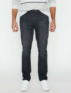 джинсы Материал: %70  Хлопок, %28 Полиэстер, %2  эластан Параметры модели: рост: 188 cm, грудь: 99, талия: 85, бедра: 100 Надет размер: 32/34