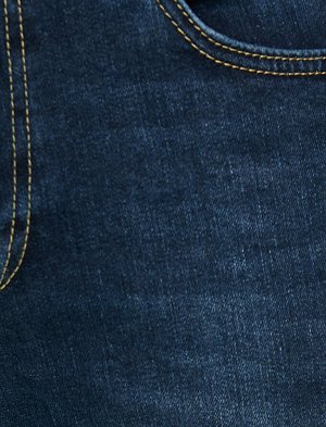 джинсы Материал: %97  Хлопок, %3  эластан Параметры модели: рост: 187 cm, грудь: 98, талия: 74, бедра: 94 Надет размер: 27/32