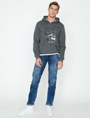 джинсы Материал: %98  Хлопок, %2  эластан Параметры модели: рост: 187 cm, грудь: 98, талия: 74, бедра: 94