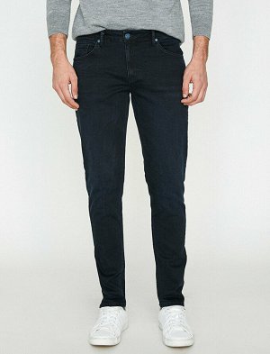 джинсы Материал: %98  Хлопок, %2  эластан Параметры модели: рост: 186 cm, грудь: 98, талия: 80, бедра: 95
