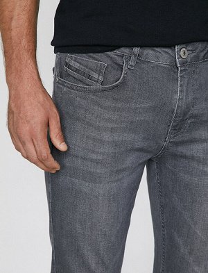 джинсы Материал: %98  Хлопок, %2  эластан Параметры модели: рост: 190 cm, грудь: 75, талия: 45, бедра: 70 Надет размер: 32/34
