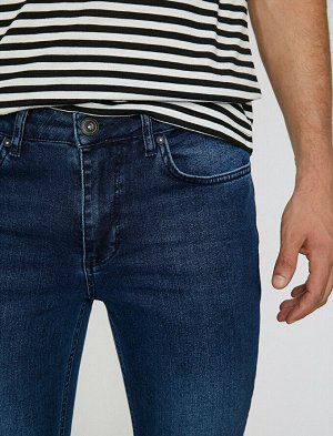 джинсы Материал: %98  Хлопок, %2  эластан Параметры модели: рост: 190 cm, грудь: 75, талия: 45, бедра: 70 Надет размер: 32/34