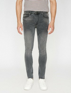 джинсы Материал: %99  Хлопок, %1  эластан Параметры модели: рост: 187 cm, грудь: 97, талия: 80, бедра: 93 Надет размер: 32/34