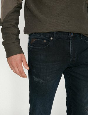 джинсы Материал: %98  Хлопок, %2  эластан Параметры модели: рост: 187 cm, грудь: 100, талия: 84, бедра: 95 Надет размер: 32/34