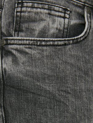 джинсы Материал: %98  Хлопок, %2  эластан Параметры модели: рост: 188 cm, грудь: 99, талия: 85, бедра: 100 Надет размер: 32/34