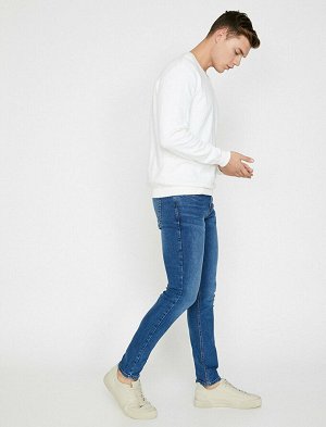 джинсы Материал: %98  Хлопок, %2  эластан Параметры модели: рост: 188 cm, грудь: 99, талия: 75, бедра: 95 Надет размер: 27/32