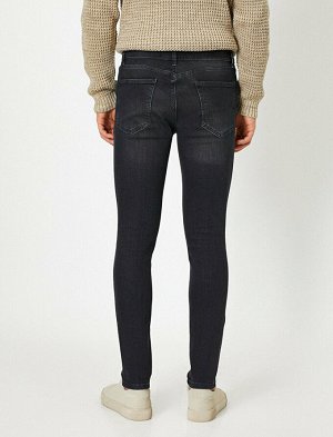 джинсы Материал: %99  Хлопок, %1  эластан Параметры модели: рост: 188 cm, грудь: 99, талия: 75, бедра: 95 Надет размер: 32/34