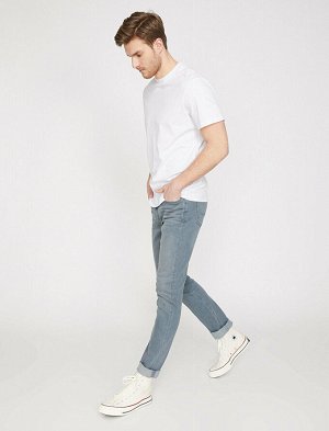 джинсы Материал: %98  Хлопок, %2  эластан Параметры модели: рост: 188 cm, грудь: 99, талия: 75, бедра: 95