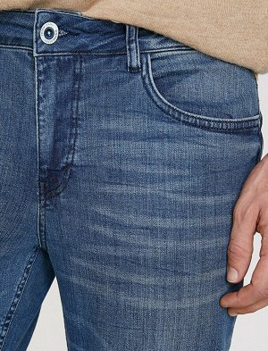 джинсы Материал: %98.5  Хлопок, %1.5  эластан Параметры модели: рост: 186 cm, грудь: 98, талия: 80, бедра: 95 Надет размер: 32/34