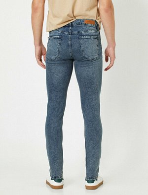 джинсы Материал: %98  Хлопок, %2  эластан Параметры модели: рост: 185 cm, грудь: 98, талия: 74, бедра: 95 Надет размер: 32/34