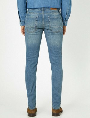 джинсы Материал: %99  Хлопок, %1  эластан Параметры модели: рост: 188 cm, грудь: 99, талия: 75, бедра: 95 Надет размер: 27/32