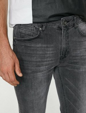 джинсы Материал: %99  Хлопок, %1  эластан Параметры модели: рост: 187 cm, грудь: 100, талия: 84, бедра: 95 Надет размер: 32/34