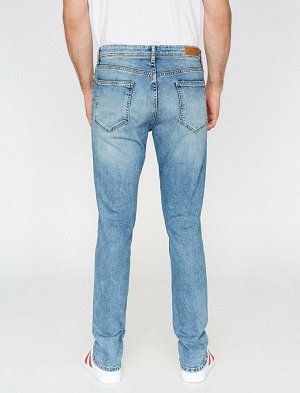 джинсы Материал: %98  Хлопок, %2  эластан Параметры модели: рост: 188 cm, грудь: 97, талия: 75, бедра: 94