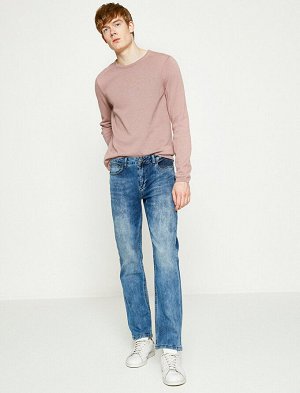 джинсы Материал: %1.5  эластан, %98.5  Хлопок Параметры модели: рост: 188 cm, грудь: 98, талия: 76, бедра: 94