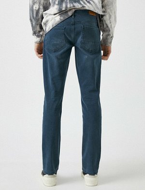 джинсы Материал: %98  Хлопок, %2  эластан Параметры модели: рост: 191 cm, грудь: 95, талия: 77, бедра: 96 Надет размер: 32/34