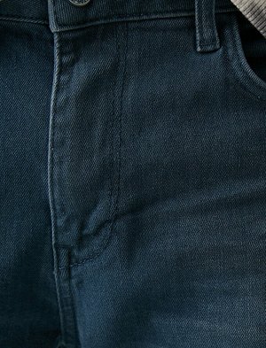 джинсы Материал: %98  Хлопок, %2  эластан Параметры модели: рост: 191 cm, грудь: 95, талия: 77, бедра: 96 Надет размер: 32/34