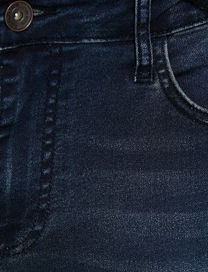 джинсы Материал: %68  Хлопок, %29 Полиэстер, %3  эластан Параметры модели: рост: 188 cm, грудь: 99, талия: 75, бедра: 95