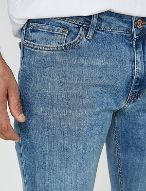 джинсы Материал: %98.5  Хлопок, %1.5  эластан Параметры модели: рост: 187 cm, грудь: 100, талия: 84, бедра: 95 Надет размер: 32/34