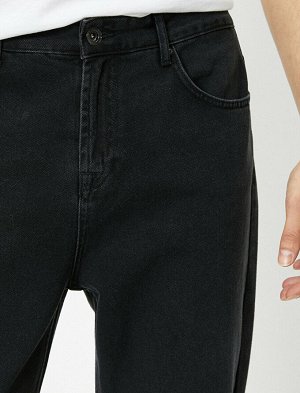 джинсы Материал: %100  Хлопок Параметры модели: рост: 188 cm, грудь: 99, талия: 75, бедра: 98 Надет размер: 32/34