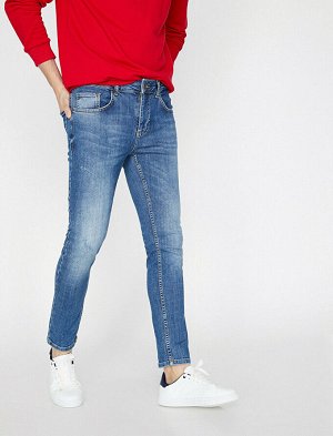 джинсы Материал: %99  Хлопок, %1  эластан Параметры модели: рост: 188 cm, грудь: 99, талия: 75, бедра: 95