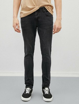 джинсы Материал: %98  Хлопок, %2  эластан Параметры модели: рост: 188 cm, грудь: 94, талия: 77, бедра: 0 Надет размер: 32/34