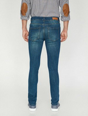 джинсы Материал: %99  Хлопок, %1  эластан Параметры модели: рост: 187 cm, грудь: 100, талия: 84, бедра: 95 Надет размер: 32/34