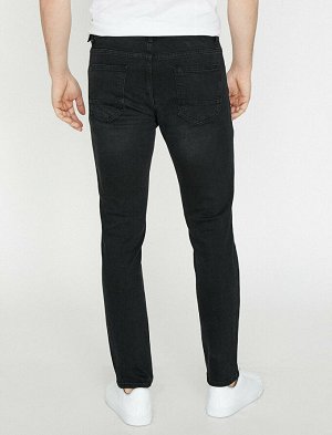 джинсы Материал: %99  Хлопок, %1  эластан Параметры модели: рост: 188 cm, грудь: 99, талия: 75, бедра: 95
