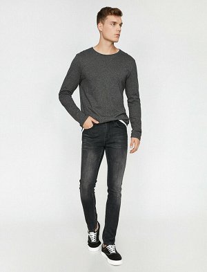 джинсы Материал: 98%  Хлопок, 2%  эластан Параметры модели: рост: 188 cm, грудь: 99, талия: 75, бедра: 95 Надет размер: 27/32