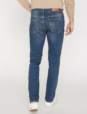 джинсы Материал: %98  Хлопок, %2 Lycra Параметры модели: рост: 188 cm, грудь: 99, талия: 75, бедра: 95