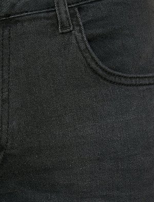 джинсы Материал: %98  Хлопок, %2  эластан Параметры модели: рост: 187 cm, грудь: 98, талия: 74, бедра: 94 Надет размер: 27/32