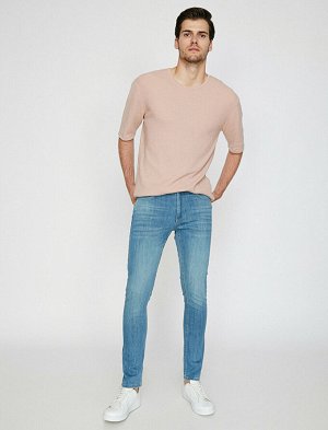 джинсы Материал: %97  Хлопок, %3  эластан Параметры модели: рост: 188 cm, грудь: 96, талия: 79, бедра: 95 Надет размер: 32/34