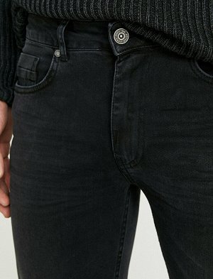 джинсы Материал: %98  Хлопок, %2  эластан Параметры модели: рост: 186 cm, грудь: 98, талия: 80, бедра: 95 Надет размер: 32/34
