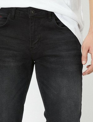 джинсы Материал: %98  Хлопок, %2  эластан Параметры модели: рост: 189 cm, грудь: 98, талия: 75, бедра: 95 Надет размер: 32/34