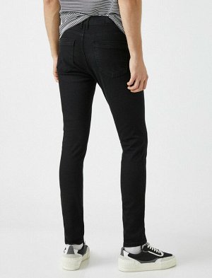 джинсы Материал: %97  Хлопок, %3  эластан Параметры модели: рост: 189 cm, грудь: 99, талия: 75, бедра: 99 Надет размер: 32/34