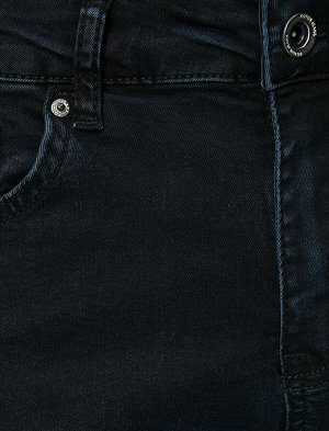 джинсы Материал: %97  Хлопок, %3  эластан Параметры модели: рост: 185 cm, грудь: 98, талия: 74, бедра: 95 Надет размер: 32/34