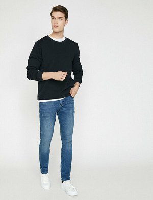 джинсы Материал: %98.5  Хлопок, %1.5  эластан Параметры модели: рост: 188 cm, грудь: 99, талия: 75, бедра: 95 Надет размер: 27/32
