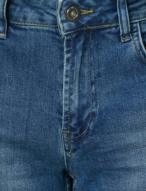 джинсы Материал: 99  Хлопок, %1  эластан Параметры модели: рост: 185 cm, грудь: 98, талия: 74, бедра: 95 Надет размер: 32/34